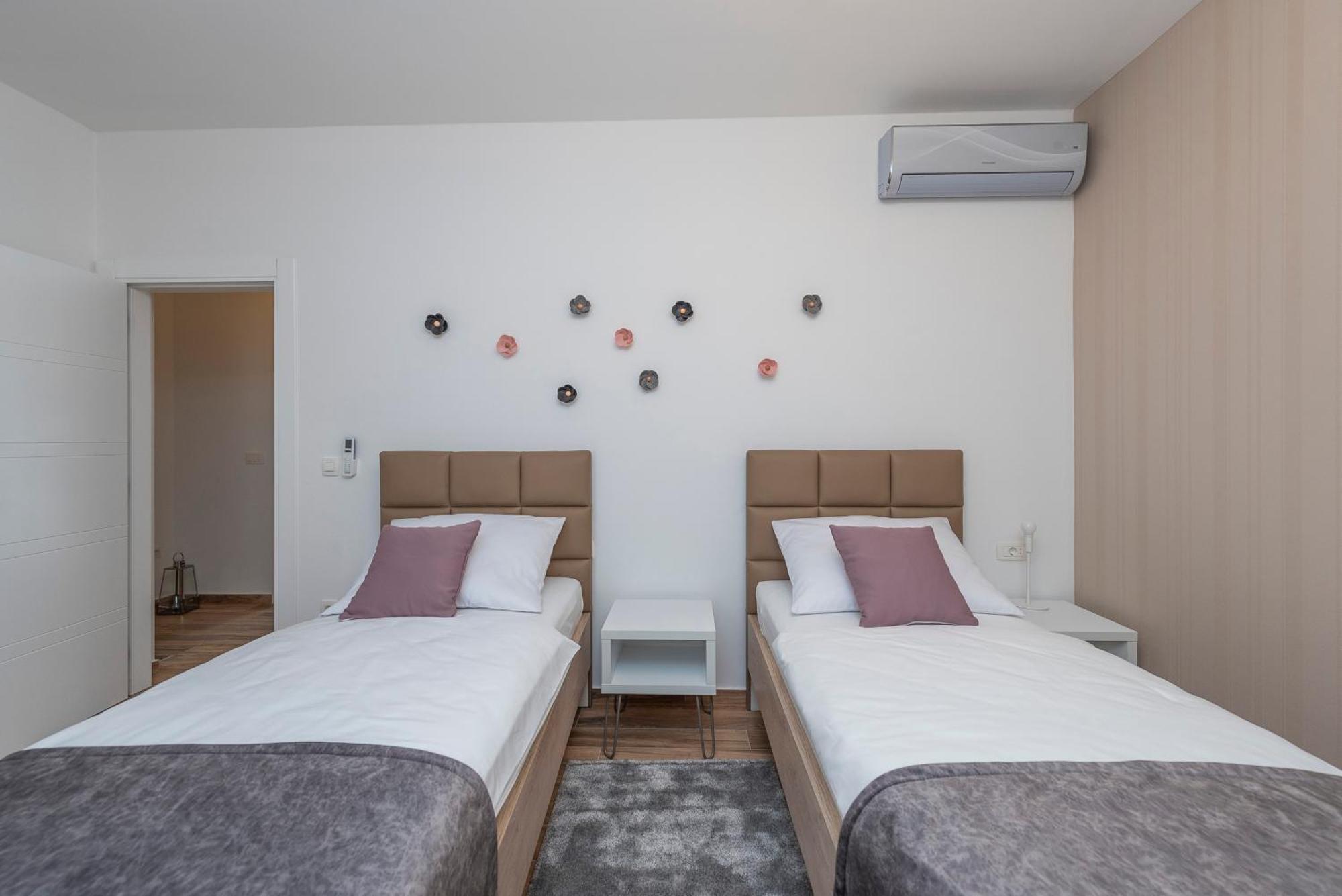 Luxury Apartments - La Vir 1 & 2 Exterior photo